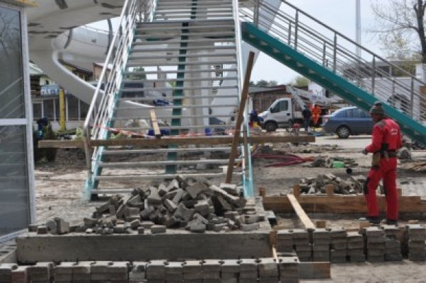 Pasarela pietonală de la Satul de Vacanţă, gata de 1 mai: traficul pe bulevardul Mamaia se va relua de miercuri